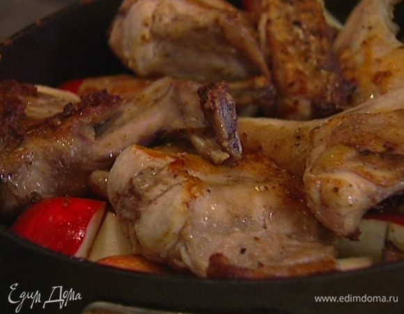 Веточки розмарина и тимьяна вынуть, влить 250 мл вина, выложить в сковороду мясо кролика (бекон пока не добавлять!), накрыть сковороду крышкой и тушить 25–30 минут.