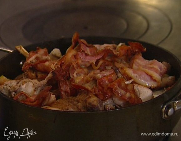 Снять сковороду с огня, влить сливки, оставшееся вино, добавить каштаны (без шкурки), выложить сверху обжаренный бекон и прогревать все на огне еще несколько минут.