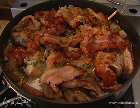 Готового кролика посыпать свежим тимьяном.