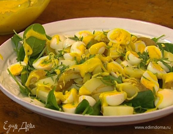 Выложить на салат перепелиные яйца, присыпать рубленым тархуном и полить майонезом. 