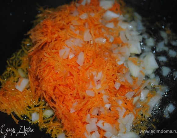 Нарезаем луковицу трем морковку и пасируем ее на сковороде.
