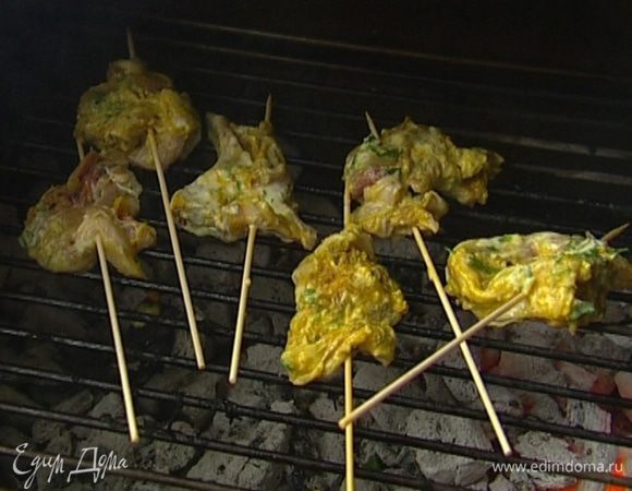 Нанизать мясо на шпажки и обжарить до готовности на гриле.