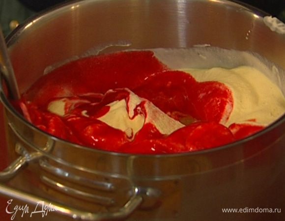 Ввести в мороженое малиновый сироп, перемешать таким образом, чтобы получились малиновые разводы, и отправить в морозилку еще на 2 часа.