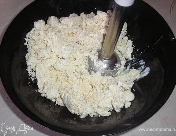 Творог со сливочным маслом и сметаной взбить в блендере или протереть через сито.



















































