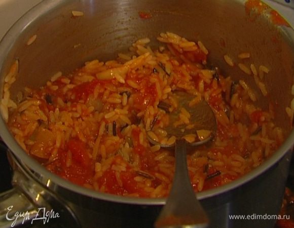 Заправить соусом готовый рис.