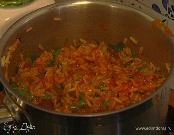 Добавить 1 ст. ложку оливкового масла и петрушку.