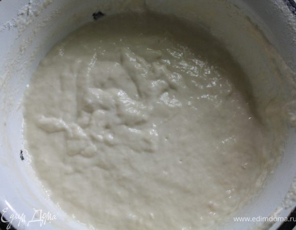 Приготовить опару:
Дрожжи смешать с тепленькой водичкой, можно добавить щипотку сахара для убыстрения процесса, ждем около пяти минут. Замешивать опару, по моему мнению лучше сразу в посуде побольше, где потом будет подниматься тесто. Добавляем к дрожжам просеянную муку, вливаем воду, хорошенько смешиваем оставляем на 12, а то и 14 часов при комнатной температуре, накрыв полотенцем. (если зимой прохладно, то рядом с чем-то теплым)