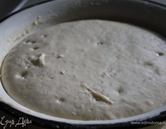 Когда опара по прошествии необходимого времени приняла вот такой вид, готовим тесто