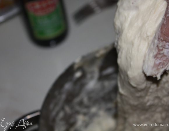 Дрожжи для тест разводим водой (лучше тепловатой, отодвигаем на 5 минут. В посуду с опарой добавляем просеянную муку, солим, дрожжевую воду, тщательно вымешиваем, добавляем масло (если сделать это раньше, то масло с мукой может образовать комочки. Если планируете делать ДОБАВКИ, то добавлять их нужно именно на этом этапе, НИ в коем случае НЕ ПОЗЖЕ. Ставим в теплое место на 1,5 -2 часа. Я обычно ставлю в раковину с теплой водой.