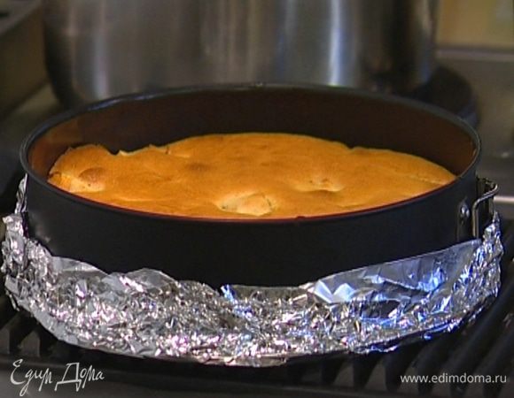 Вынуть пирог, перевернуть и присыпать сахарной пудрой, а затем отправить под гриль на 3 минуты. 
 
