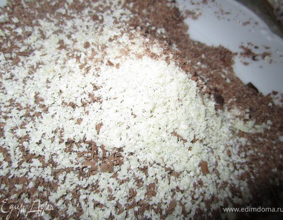 Шоколад натереть на средней терке.