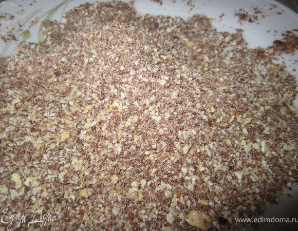 Смешать шоколад с миндалем.