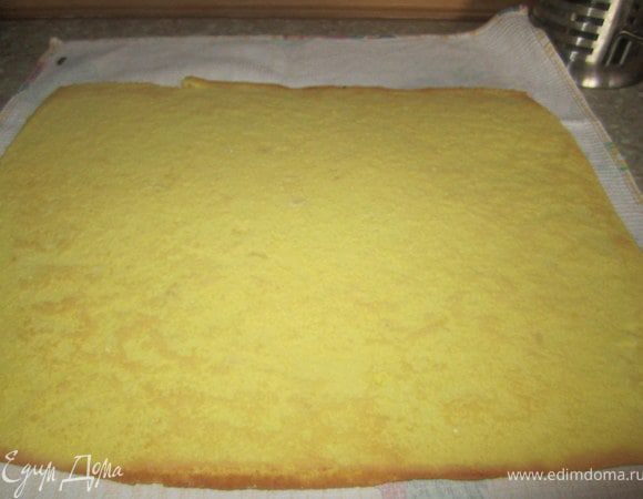 Готовый бисквит перевернуть  на полотенце, аккуратно снять пергаментную бумагу.