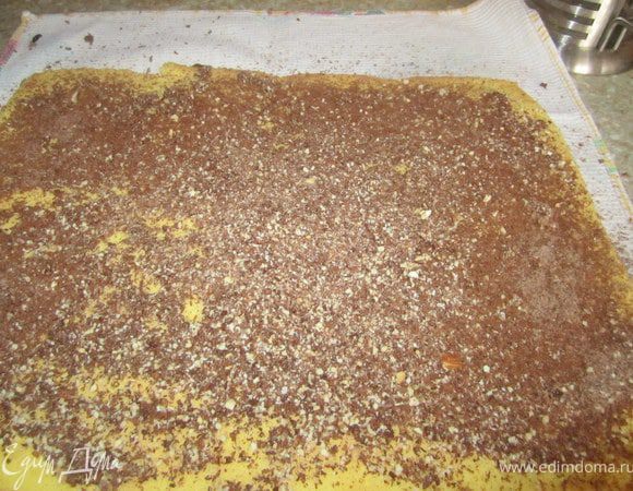 На бисквит выложить шоколадно-миндальную смесь.