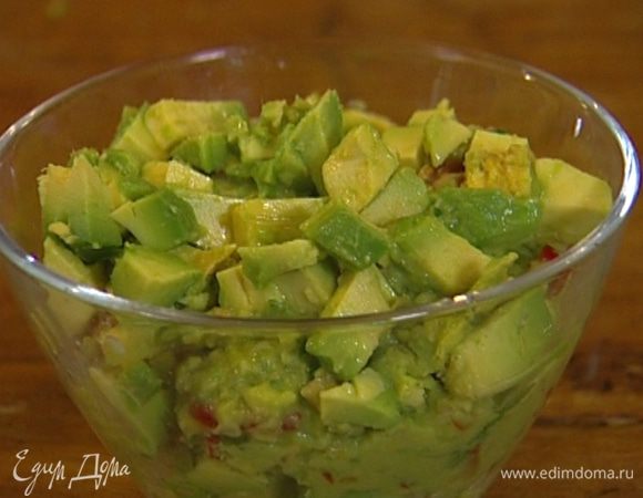 В прозрачную пиалу выложить слоями нарезанное авокадо и овощную смесь или все перемешать как салат. Сбрызнуть оставшимся соком лайма.