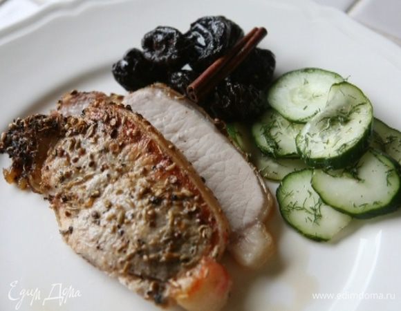 Готовую свинину переложить на тарелку и дать ей отдохнуть 15 минут, затем нарезать и подавать с огурцами и черносливом.

