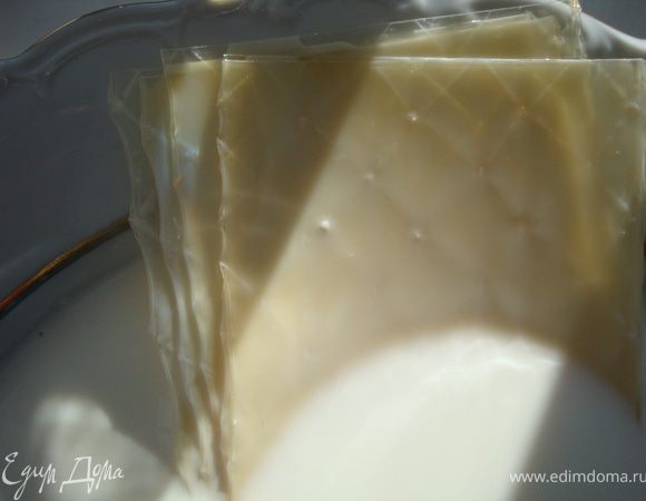 Смешать сливки и молоко, частью которых (около стакана) залить желатин.