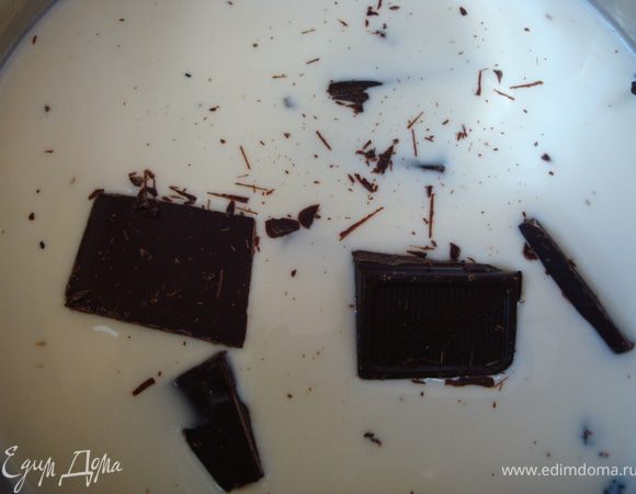 В оставшиеся сливки с молоком поломать шоколадку, добавить разрезанный стручок ванили (ванилин, ванильный сахар), сахар и поставить на плиту (маленький огонь). Постоянно помешивая прогреть до получения однородной массы. Отставить в сторонку.