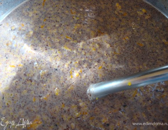 Разбухший желатин поставить на маленький огонь и, помешивая, довести состав до однородной массы, перелить в емкость с шоколадом, добавить цедру (я потерла на терке, но потом поняла, что можно было просто снять цедру с апельсина ножом тоненькими широкими полосками) и все вместе хорошенько прогреть. Вынуть из смеси ванильную палочку, массу процедить, добавить коньяк, хорошо перемешать.