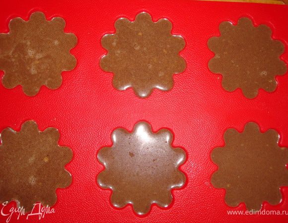 Разлить по формочкам (у меня получилось 6 маленьких формочек и 2 побольше).