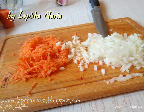 Морковь натрите на мелкой терке, чеснок и лук очень мелко нарежьте.