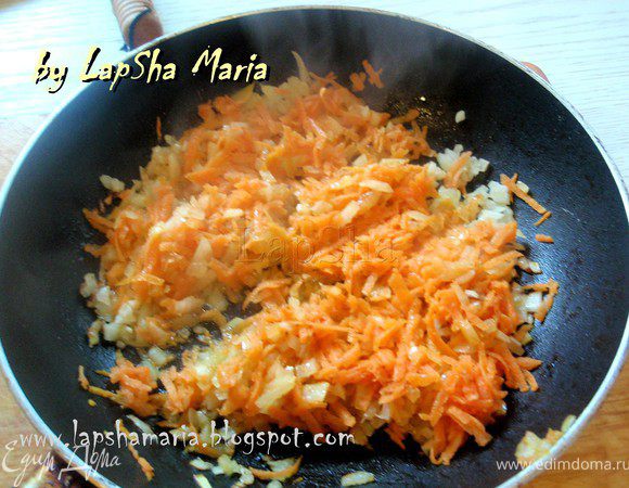 На оливковом масле обжарьте лук до прозрачности, затем добавьте чеснок и морковь, обжарьте 3–5 минут.