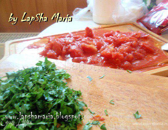 У меня были консервированные помидоры, так что я их довольно мелко нарезала. Если у вас свежие, снимите кожицу и тоже нарежьте. И нашинкуйте зелень.