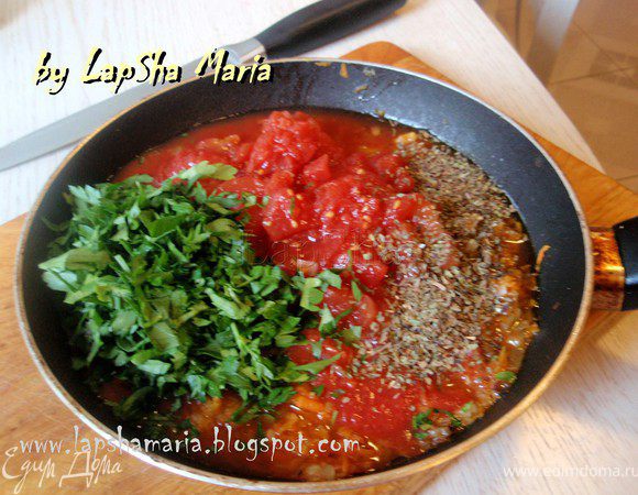 Добавьте в сковороду нарезанные помидоры, сок из них и зелень. Приправьте солью, положите базилик.