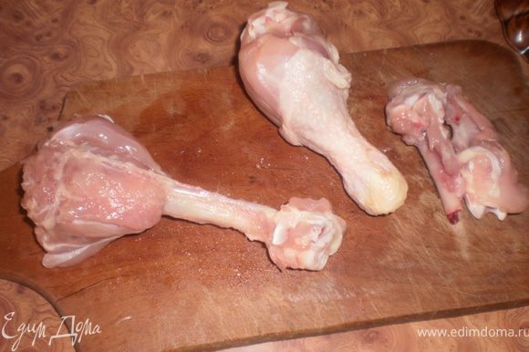 Мясо отделить от косточки, не повредив его, и не отрезая полностью от кости. Вывернуть мясо наизнанку.