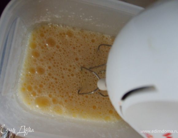 Яйца и сахарную пудру взбить до побеления и увеличения в объеме в 2-3 раза