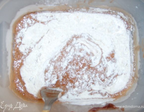 Добавить муку и осторожно перемешать