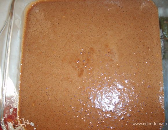 Залить шоколадно-яичную массу в застеленную пергаментом и смазанную маслом форму
