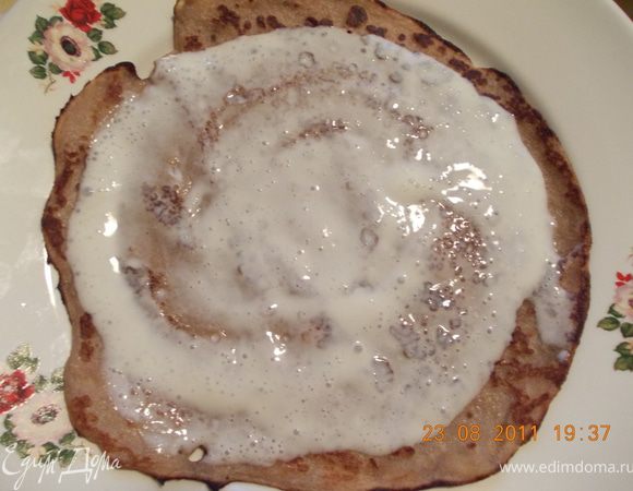 мажем блин кремом, посыпаем изюмом