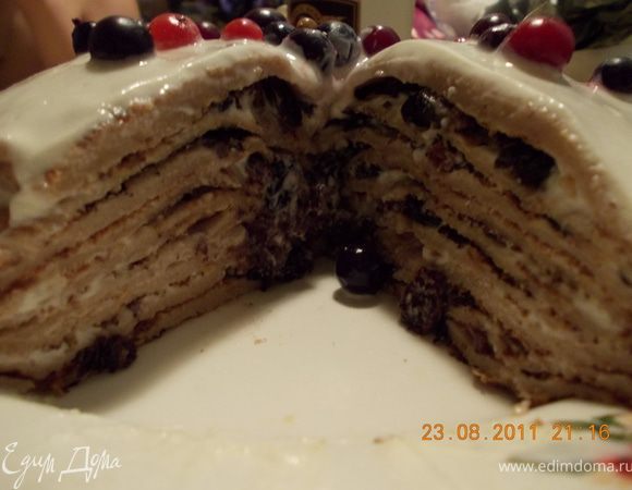 повторяем эту процедуру несколько раз. На верхний блин выливаем остатки сметаны и украшаем (у меня дети ягод замороженных накидали).Убираем в холодильник на 2-3 часа. Приятного аппетита!  