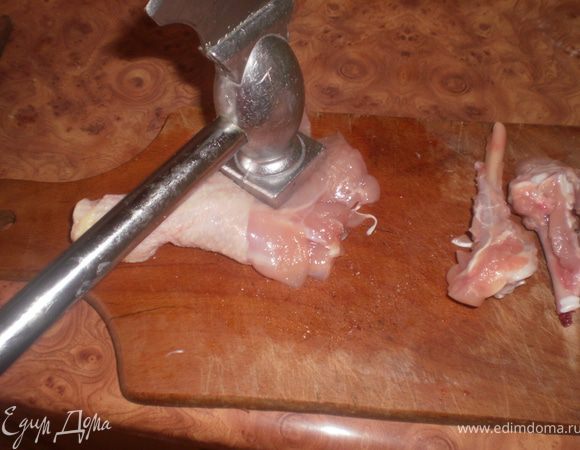 Мясо отбить, посолить, поперчить.