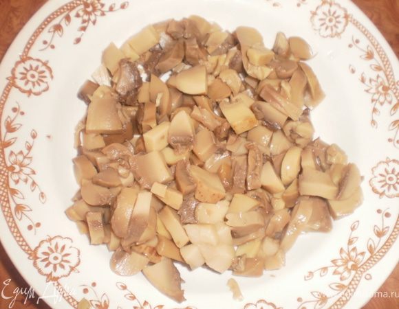 Грибы измельчить, обжарить. У меня были отваренные, поэтому я не обжаривала.