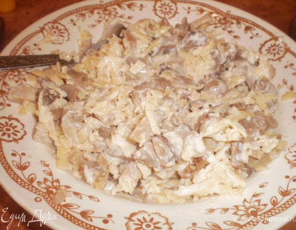 Смешать грибы, сыр и сметану.