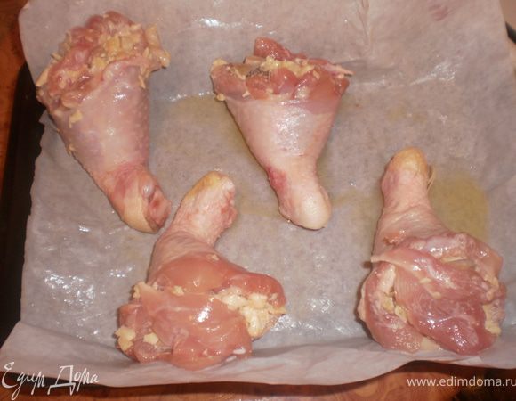 Ножки нафаршировать грибным фаршем, уложить на противень и запечь минут 30 до готовности при 180 градусах.