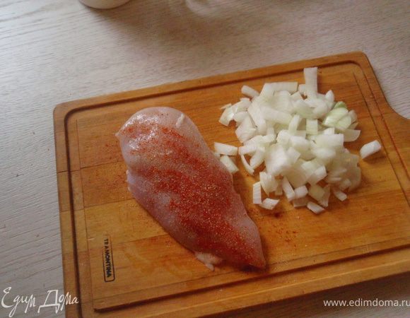 Лук нашинкуем не очень мелко, положим в миску и хорошенько помнем, чтобы он дал сок.  Филе натрем специями и отправим к луку. Перемешаем и оставим мариноваться хотя бы на 1 час. 