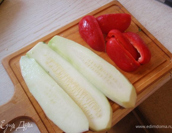 Перец порезать на 5 долек, кабачок нарезать пластами.