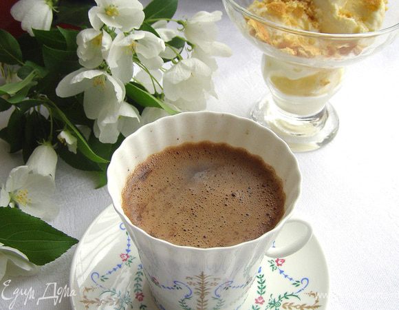 Сахар и ложечки подавать к кофе не нужно, а вот стакан с прохладной водой очень даже желателен. 