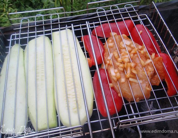 Уложить на решетку куриное филе и овощи. Обжарим на углях в течении 15-20 минут. Кожица перца должна как бы сгореть (быть черной), кабачок слегка подрумяниться, а курица оставаться сочной и нежной. Если что-то приготовиться раньше, лучше снять с решетки и продолжить готовить остальные ингредиенты.