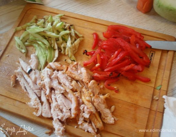 Перец очистить от кожицы, она должна легко отходить. Кабачок, перец и курицу нарежем тонкими полосками.