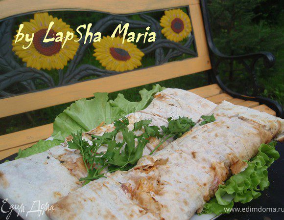 Запекаем на углях буквально по 3-5 минут с каждой стороны, чтобы лаваш немного подрумянился и поженил все ингредиенты. Получается вкусно и питательно! Приятного аппетита! 