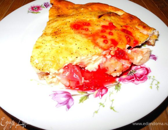 Получается очень вкусно. Шарлотка не сильно поднимается, чуть запекается корочка, а внутри остается нежной. Яблоки и чернослив прекрасно дополняют творожное тесто. В общем, мне понравилось, теперь буду так делать, можно еще в маленьких формочках попробовать. Если нравится более плотное тесто - можно добавить еще ложку крахмала и яйцо. Приятного аппетита!