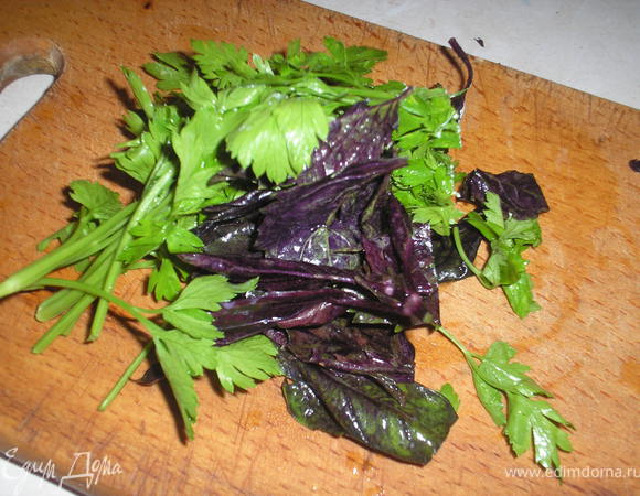 1.5 ст ложки желатина ( у меня быстрорастворимый) залить несколькими ложками кипятка до растворения. В творог добавить мелко нарубленую зелень, посолить, поперчить по вкусу.