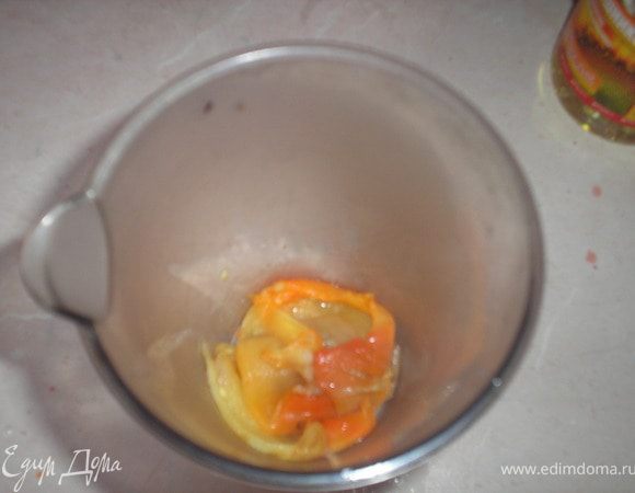 Один болгарский перец запечь в духовке, снять кожицу и очистить от семян.