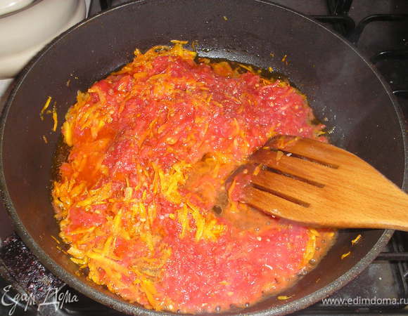 Морковь натереть на крупной терке,  обжарить почти до готовности. Добавить очищеные от кожицы и натертые на терке помидоры.Потушить 5-8 минут.