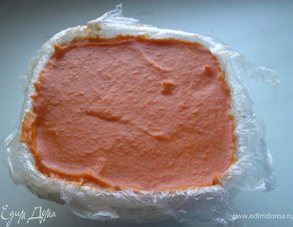 Перец вместе с содержимым сковородки взбить в блендере, поперчить, посолить. Растворить в кипятке 1,5 ст ложки желатина и внешать в овощную смесь. Массу выложить на застывший творожный слой и сново поставить на застывание в холодное место. Готовий террин вынуть из формы, освободить от пленки и нарезать порционными кусками.