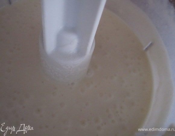 Суфле 1 
Желатин залить горячей водой(100 мл.) оставить на 10 минут, хорошо размешать, чтобы не было крупинок, если они остались немного подогреть, но не кипятить!
Творог, сметану, сахар взбить в блендере.
Добавить желатин, еже раз взбить